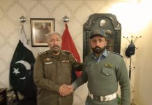 راولپنڈی(ٹی این ایس) سٹی ٹریفک پولیس، راولپنڈی کے سینیئر ٹریفک اسسٹنٹ نعمان احمد کو دوران ڈیوٹی موبائل و پرس سنیچر کو رنگے ہاتھوں پکڑنے پر سی ٹی او راولپنڈی کی طرف سے تعریفی سرٹیفکیٹ و نقد انعام۔