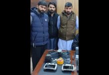 لاہور (ٹی این ایس) برکی پولیس نے خفیہ اطلاع پر کارروائی کے دوران منشیات فروشی میں ملوث کانسٹیبل طارق اور عثمان کو ساتھی سمیت گرفتار