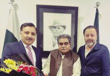 لاھور (ٹی این ایس) پیرسیدسہیل بخاری چئیرمین ایشین ایوارڈز کمیٹی سید توقیر حیدر کاظمی ایگزیکٹو ڈائریکٹر لاھور آرٹس کونسل ( الحمراء ) کو ایک ملاقات میں گلدستہ پیش کر رہے ہیں ساتھ سید خرم نویل ڈپٹی ڈائریکٹر ایڈمن الحمراء ہیں