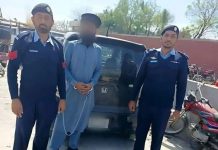 اسلام آباد (ٹی این ایس) پاؤں سے ڈرائیونگ کی ویڈیو وائرل، اسلام آباد پولیس نے نوجوان کو دھرلیا