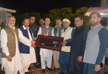 ہری پور (ٹی این ایس) چئیرمین حطار انڈسٹریل اسٹیٹ ملک عاشق اعوان , ملک عدیل اعوان اور ملک بلال اعوان کی جانب سے کمشنر ھزاری سید ظہیر اسلام کے اعزاز میں پرتلف الوداعی عشائیہ کا اہتمام