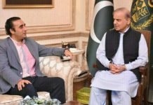 اسلام آباد (ٹی این ایس) دریائے سندھ سے نہریں نکالنے کے متنازع منصوبے کے حوالے سے وزیراعظم نے مشترکہ مفادات کونسل کا اجلاس دو مئی کو بلانے کا فیصلہ کیا ہے۔ تفصیلات کے مطابق بلاول بھٹو زرداری وزیراعظم سے ملاقات کیلئے پہنچے، پیپلزپارٹی کے وفد میں راجہ پرویز اشرف، ندیم افضل چن، ہمایوں خان، وزیراعلی سندھ مراد علی شاہ اور شازیہ مری بھی شامل تھے۔ذرائع کے مطابق پیپلز پارٹی نے نئی نہروں کے معاملے پر سندھ حکومت کے تحفظات سے آگاہ کیا۔ ملاقات میں متنازع نہروں کے معاملے پر مشترکہ مفادات کونسل کا اجلاس دو مئی 2025 بروز جمعے کو بلانے کا فیصلہ کیا گیا ہے۔ ذرائع نے بتایا کہ منصوبے کو ری ڈیزائن کرکے مرحلہ وار مکمل کیاجائے گا۔