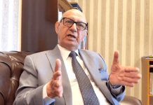 اسلام آباد (ٹی این ایس) سفید جھنڈے لہرانے اور مہلت ملتے ہی حملہ کرنے والوں کو سبق سکھانے کا لمحہ قریب آرہا ہے، عرفان صدیقی