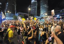 تل ابیب (ٹی این ایس) تل ابیب میں غزہ جنگ بندی کیلئے ہزاروں افراد کا نیتن یاہو کیخلاف احتجاج