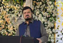 ہری پور (ٹی این ایس) چیمبر آف کامرس اینڈ انڈسٹری کے صدر شہباز محمود کی جانب سے منعقدہ تقریب سے سابق گورنر و بزنس مین پینل کے جنرل سیکرٹری حاجی غلام علی، نائب صدور فیڈریشن آف پاکستان چیمبر آف کامرس اینڈ انڈسٹری عون علی سید، طارق خان جدون اور سارک ممبر سید صفدر زمان شاہ خطاب کر رہے ہیں