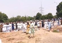 اسلام آباد (ٹی این ایس) سی ڈی اے کی جانب سے مساجد شہید کرنے کے خلاف احتجاج،، مدنی مسجد کی جگہ نمازی اکٹھے ہونا شروع ہوگئے