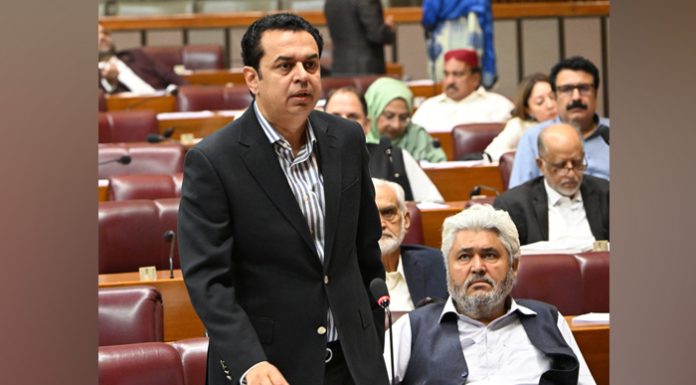 اسلام آباد (ٹی این ایس) پی ٹی آئی دہشت گروں کیساتھ ہے، نیشنل ایکشن پلان پر کارروائی کسی کا باپ نہیں روک سکتا، طلال چوہدری