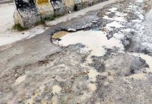 اسلام أباد (ٹی این ایس) روات شہر سے چیمبر انڈسٹریل ایریا جانے والی اہم ترین روڈ ٹوٹ پھوٹ کاشکار