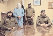 جہلم(ٹی این ایس) ڈی پی او جہلم طارق عزیز سندھو کی ہدایت پر ایس ایچ او تھانہ منگلا کینٹ مدثر بھٹی کی ہمراہ ٹیم اہم کاروائی، قتل کے مقدمہ میں ملوث ملزم گرفتار