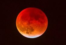 اسلام آباد (ٹی این ایس) پاکستان سمیت دنیا کے مختلف حصوں میں رواں سال کے دوسرے مکمل چاند گرہن کا آغاز