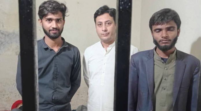 لاہور (ٹی این ایس) لیسکو میں بجلی چوری اور بوگس میٹرز کا بڑا سکینڈل پکڑا گیا لیسکو انجنئیرز ٹاون سب ڈویژن کے علاقہ سے نجی میٹر ساز کمپنی کے 3 ملازمین اے ایم آئی میٹرز تبدیل کرتے پکڑے گئے