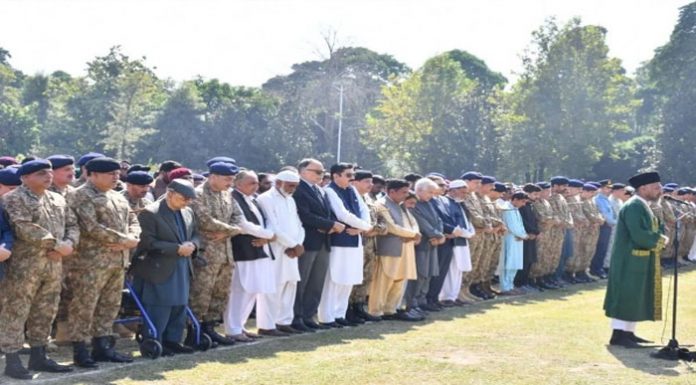 راولپنڈی (ٹی این ایس) افغانستان کے حملے میں وطن کا دفاع کرتے شہید ہونیوالے 12جوانوں کی نماز جنازہ ادا،فیلڈ مارشل، وفاقی وزراکی شرکت