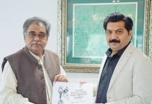 اسلام آباد (ٹی این ایس) پیرسیدسہیل بخاری چئیرمین ایوارڈزکمیٹی چوہدری عبدالروف چئیرمین فئیرگروپ کو ایشین ایکسی لینس پرفارمنس ایوارڈز اسلام آباد کی تقریب کے سلسلے میں سپانسرز شپ کی پروپوزل پیش کر رہے ہیں