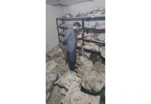 پشاور (ٹی این ایس) یہاں ان گندے کپڑوں میں کوڑا نہیں بلکہ ختونخواہ کی زمینوں کا ریکارڈ پڑا ہوا ہے۔ خیبر پختونخواہ کے صوبائی وزیر سیف فخر اس ایکسائز ریکارڈ کو دیکھ رہے ہیں۔