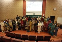 لاہور (ٹی این ایس) کنونیئر ویمن پارلیمانی کاکس کمیٹی بیگم عشرت اشرف ایم پی اے آواری ہوٹل لاہور میں خواتین کے حقوق کے حوالے سے ایک انٹر فیس سیشن سے خطاب کر رہی ہیں۔