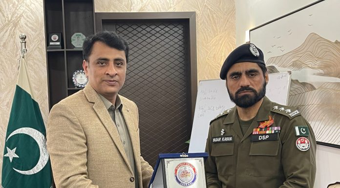 راولپنڈی (ٹی این ایس) ڈی ایس پی یاسر مطلوب کیانی تبدیل الوداعی تقریب ڈی پی او چکوال احمد محی الدین نے بہترین کارکردگی پر یادگاری شیلڈ پیش کی ۔