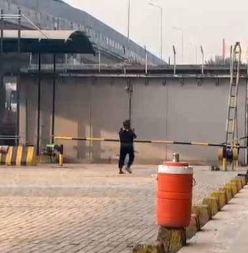 پشاور (ٹی این ایس) ایف سی ہیڈکوارٹر پر خودکش حملہ، 3 دہشتگرد مارے گئے، 3 اہلکار شہید