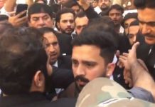 کراچی (ٹی این ایس) ضمانت کیلئے عدالت آنے والے یوٹیوبر رجب بٹ پر وکلا کا تشدد