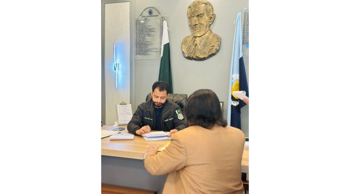 اسلام باد (ٹی این ایس) اوپن ڈور پالیسی/ مسائل کے فوری حل کیلئے ایس ایس پی آپریشنز قاضی علی رضا کی کھلی کچری