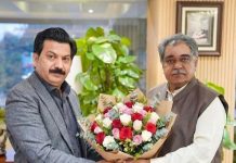 اسلام آباد (ٹی این ایس) پیرسیدسہیل بخاری سجادہ نشین حضرت سید پیر مکی رحمۃاللہ علیہ و چیئرمین ایشین ایوارڈز کمیٹی چوہدری عبدالروف چئیرمین فئیرگروپ کو سالگرہ کی مبارکباد دیتے ہوئے گلدستہ پیش کر رہے ہیں