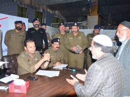 راولپنڈی (ٹی این ایس) سی پی او سید خالد ہمدانی کی تھانہ ریس کورس میں کھلی کچہری، ایس پی پوٹھوہار، ایس ڈی پی او کینٹ، ایس ایچ اوز اور دیگر افسران بھی موجود تھے،شہریوں کی شکایات کے حل کے لئے احکامات