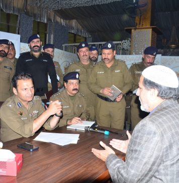 راولپنڈی (ٹی این ایس) سی پی او سید خالد ہمدانی کی تھانہ ریس کورس میں کھلی کچہری، ایس پی پوٹھوہار، ایس ڈی پی او کینٹ، ایس ایچ اوز اور دیگر افسران بھی موجود تھے،شہریوں کی شکایات کے حل کے لئے احکامات