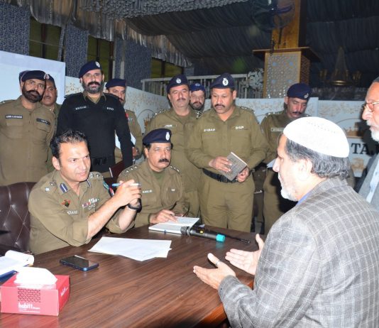 راولپنڈی (ٹی این ایس) سی پی او سید خالد ہمدانی کی تھانہ ریس کورس میں کھلی کچہری، ایس پی پوٹھوہار، ایس ڈی پی او کینٹ، ایس ایچ اوز اور دیگر افسران بھی موجود تھے،شہریوں کی شکایات کے حل کے لئے احکامات