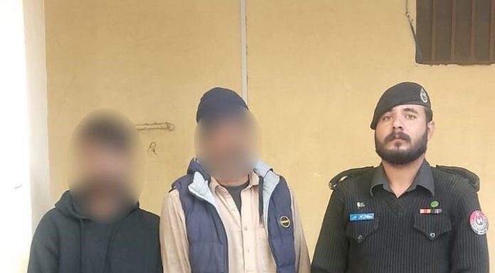 ہری پور (ٹی این ایس) تھانہ خانپور پولیس کی کاروائی ، شہری سے اسلحہ کی نوک پر موبائل فون ، رقم مبلغ پچیس سو اور موٹرسائیکل چھیننے والے ملزمان گرفتار ۔