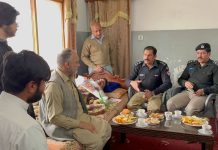 ہری پور (ٹی این ایس) ڈسٹرکٹ پولیس آفیسر ہری پور کی چند روز قبل جی ٹی روڈ پر دوران ڈیوٹی گاڑی سے کچل کر زخمی ہونے والے کانسٹیبل محمد اشفاق کے گھر آمد