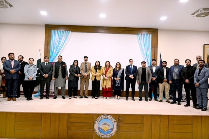 women1-e1765979565690-696x463