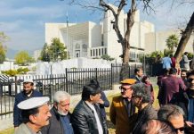 اسلام آباد (ٹی این ایس) پی ٹی آئی کا سپریم کورٹ کے باہر دھرنا، سلمان اکرم راجا کی چیف جسٹس سے ملاقات