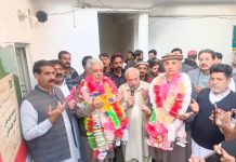ہری پور (ٹی این ایس) پاکستان تحریک انصاف کے رہنما یوسف ایوب خان، سابق اپوزیشن لیڈر عمرایوب خان ، سولرائزیشن آف ٹیوب ویلز ایوب پارک سکیم کا افتتاح کررہے ہیں