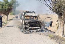 اسلام آباد (ٹی این ایس) کرک میں فیڈرل کانسٹیبلری کے زخمی اہلکاروں کو اسپتال لے جانے والی ایمبولینس پر بھی فائرنگ کی گئی