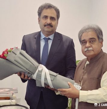 لاہور (ٹی این ایس) پیر سید سہیل بخاری سجادہ نشین حضرت سید پیر مکی رحمۃاللہ علیہ اور چئیرمین ایشین ایوارڈز کمیٹی ایگزیکٹو ڈائریکٹر لاہور آرٹس کونسل الحمراء محمد نواز گوندل سے ملاقات کے موقع پر گلدستہ پیش کر رہے ہیں –