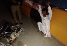 کراچی (ٹی این ایس) کراچی کے علاقے پیرآباد میں پولیس اور مسلح ڈاکوؤں کے درمیان مقابلہ ہوا، جس کے نتیجے میں دو ملزمان کو گرفتار کر لیا گیا