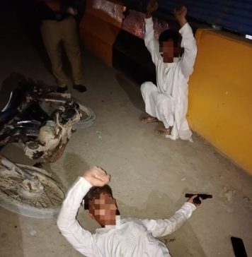 کراچی (ٹی این ایس) کراچی کے علاقے پیرآباد میں پولیس اور مسلح ڈاکوؤں کے درمیان مقابلہ ہوا، جس کے نتیجے میں دو ملزمان کو گرفتار کر لیا گیا