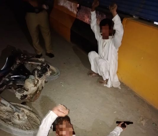 کراچی (ٹی این ایس) کراچی کے علاقے پیرآباد میں پولیس اور مسلح ڈاکوؤں کے درمیان مقابلہ ہوا، جس کے نتیجے میں دو ملزمان کو گرفتار کر لیا گیا