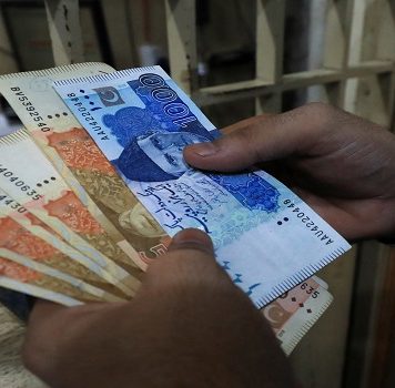 اسلام آباد (ٹی این ایس) وزیرِ اعظم کی خصوصی ہدایت پر وفاقی سرکاری ملازمین کو عید سے پہلے تنخواہ کی ادائیگی کا فیصلہ