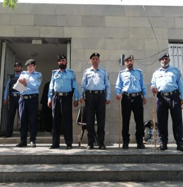 اسلام آباد (ٹی این ایس) اسلام آباد پولیس ہائی سکیورٹی زون میں واقع عدالتوں کے موثر سکیورٹی انتظامات کو یقینی بنانے کے لئے ہمہ وقت مصروف عمل ہے