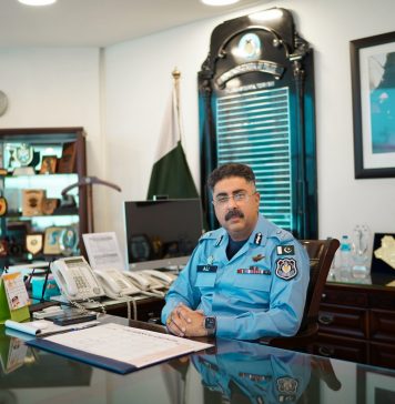 اسلام آباد (ٹی این ایس) آئی جی اسلام آباد سید علی ناصر رضوی کی چیف ٹریفک آفیسر اسلام آباد محمد سرفراز ورک کے ساتھ میٹنگ۔