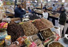 اسلام آباد (ٹی این ایس) وفاقی دارالحکومت کے علاقہ کھنہ پل میں دکانداروں اور ہوٹل مالکان سمیت دیگر کاروباری مراکز نے پٹرول ،ڈیزل کی قیمتوں میں اضافہ ہونے کے ساتھ ہی مہنگائی کر دی،