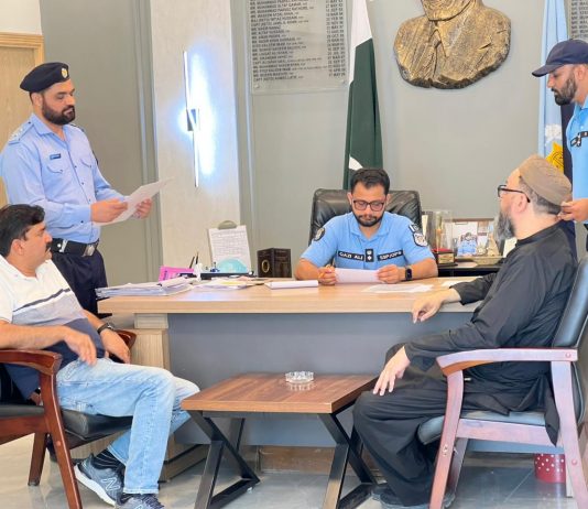 اسلام آباد (ٹی این ایس) پولیس شہریوں کے مسائل کے حل کے لئے پرعزم۔ ڈی آئی جی اسلام آبادمحمد جواد طارق اور ایس ایس پی آپریشنز قاضی علی رضانے اپنے دفترمیں کھلی کچہری کے دوران شہریوں کے مسائل سنے