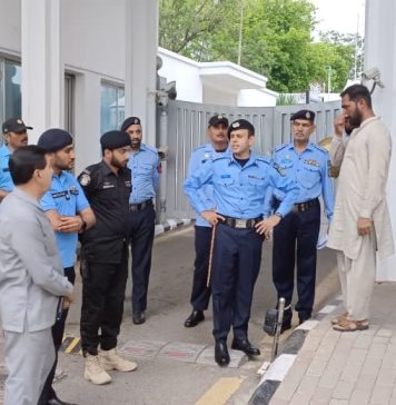 اسلام آباد (ٹی این ایس) ڈی آئی جی سکیورٹی رانا عمر فاروق کا پارلیمنٹ ہاؤس کا دورہ ۔سینئر افسران کے ہمراہ سکیورٹی انتظامات کا تفصیلی جائزہ لیا