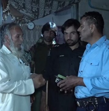 اسلام آباد (ٹی این ایس) پولیس کا مختلف علاقوں میں گرینڈ کومنگ اینڈسرچ آپریشن۔سرچ آپریشن کے دوران 529 افراد،192 گھرانوں،16 ہوٹلوں، 28 دکانیں، 196 موٹر سائیکلوں اور 65 گاڑیوں کو چیک کیاگیا