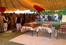 اسلام آباد (ٹی این ایس) راولاکوٹ میں کالعدم عوامی ایکشن کمیٹی کے پرتشدد حملوں میں شہید ہونے والے اہلکاروں کی نمازِ جنازہ سول لائنز راولاکوٹ میں سرکاری اعزاز کے ساتھ ادا کر دی گئی