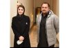 اسلام آباد (ٹی این ایس) عہدوں سے بڑا نام: شانی شاہ تحریر ثاقب خان کھٹڑ اسلام آباد کی ایک شام تھی۔ مارگلہ کی پہاڑیوں پر سورج اپنی آخری کرنیں بکھیر رہا تھا۔ سڑکوں پر معمول کی چہل پہل تھی، سرکاری دفاتر بند ہو چکے تھے اور لوگ اپنے گھروں کی طرف لوٹ رہے تھے۔ ایسے میں میرے ذہن میں ایک سوال آیا کہ آخر کسی سیاست دان کی اصل پہچان کیا ہوتی ہے؟ کیا وہ اس کی گاڑی پر لگی جھنڈی ہوتی ہے؟ کیا وہ اس کا عہدہ ہوتا ہے؟ یا پھر وہ لوگ ہوتے ہیں جو اس کے نام پر مسکرا دیتے ہیں؟