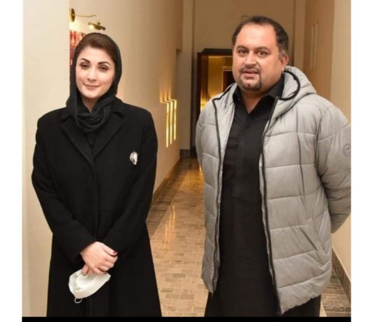 اسلام آباد (ٹی این ایس) عہدوں سے بڑا نام: شانی شاہ تحریر ثاقب خان کھٹڑ اسلام آباد کی ایک شام تھی۔ مارگلہ کی پہاڑیوں پر سورج اپنی آخری کرنیں بکھیر رہا تھا۔ سڑکوں پر معمول کی چہل پہل تھی، سرکاری دفاتر بند ہو چکے تھے اور لوگ اپنے گھروں کی طرف لوٹ رہے تھے۔ ایسے میں میرے ذہن میں ایک سوال آیا کہ آخر کسی سیاست دان کی اصل پہچان کیا ہوتی ہے؟ کیا وہ اس کی گاڑی پر لگی جھنڈی ہوتی ہے؟ کیا وہ اس کا عہدہ ہوتا ہے؟ یا پھر وہ لوگ ہوتے ہیں جو اس کے نام پر مسکرا دیتے ہیں؟