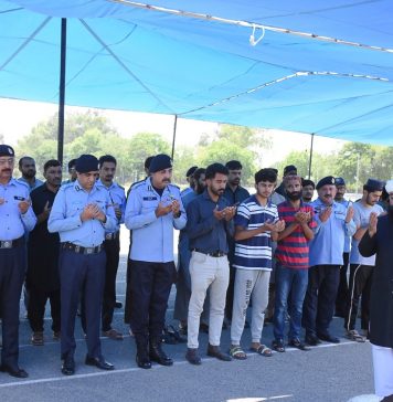 اسلام آباد (ٹی این ایس) پولیس کے انسپکٹر مختار احمدکی نماز جنازہ پولیس لائنز ہیڈکوارٹرز اسلام آباد میں پورے سرکاری اعزاز کے ساتھ ادا کر دی گئی