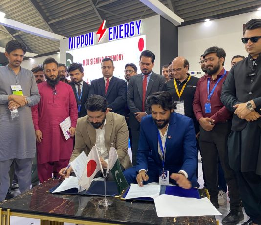 لاہور (ٹی این ایس) پاکستان میں گرین موبیلٹی کے نئے دور کا آغاز نپون ایچ ای وی نے جاپانی ہائیڈروجن گاڑیاں، موٹر سائیکلیں اور جدید بیٹری ٹیکنالوجی متعارف کرا دی سابق وفاقی وزیر ایس ایم منیر نے تاریخی منصوبے کا افتتاح کر دیا، جدید جاپانی ٹیکنالوجی پاکستان میں توانائی کے محفوظ مستقبل، درآمدی ایندھن پر انحصار میں کمی اور صنعتی ترقی کی نئی امید بن گئی
