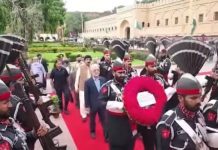 لاہور (ٹی این ایس) ایران کے وزیرِ داخلہ اسکندر مومنی نے پنجاب کے گورنر سردار سلیم حیدر خان کے ہمراہ علامہ محمد اقبال کے مزار کا دورہ کیا